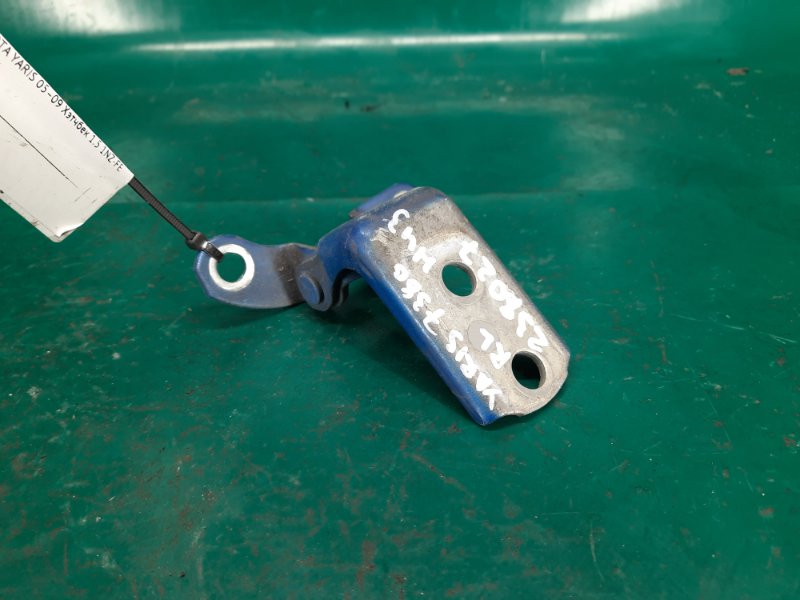 Петля двери нижняя задняя левая TOYOTA YARIS 05–11 2008 Хэтчбек 1.5 1NZ-FE 68780-52031 Б/У