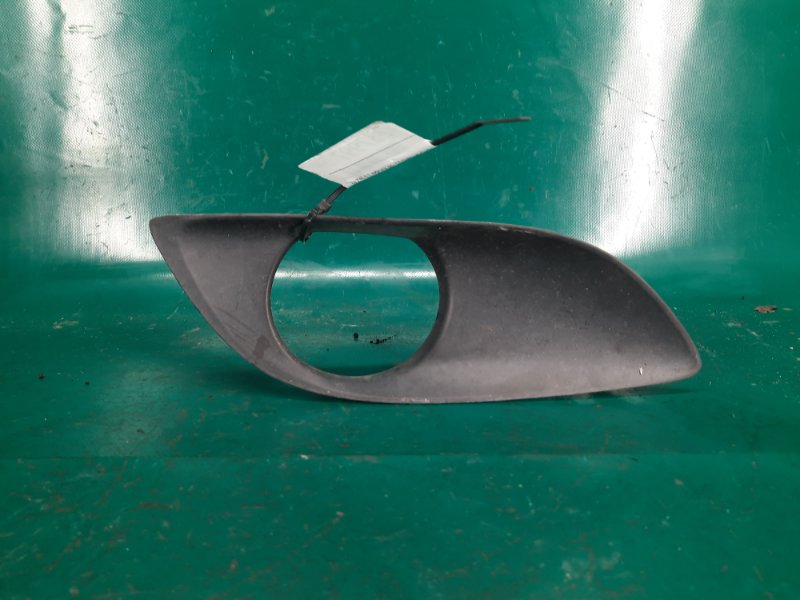 Накладка противотуманной фары правая TOYOTA YARIS 05–11 2008 Хэтчбек 1.5 1NZ-FE 81481-52330 Б/У