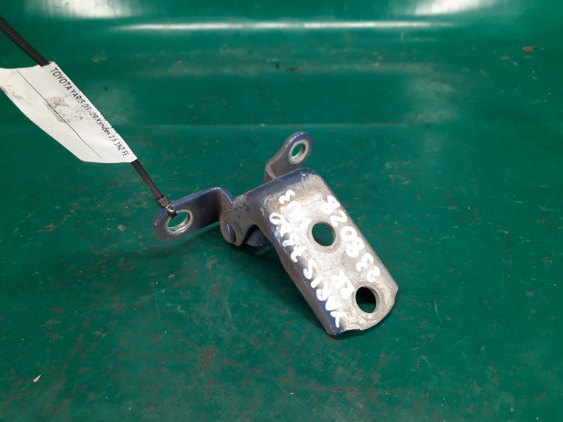 Запчасть петля двери нижняя задняя правая TOYOTA YARIS 05–11 2008 Хэтчбек 1.5 1NZ-FE 68770-52031 Б/У Петля двери нижняя задняя правая TOYOTA YARIS 05–11 2008 Хэтчбек 1.5 1NZ-FE 68770-52031 Б/У