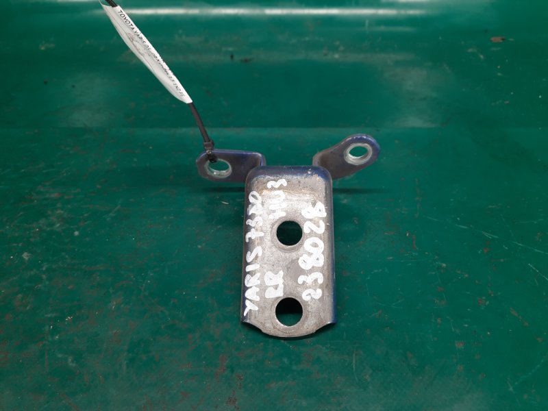 Петля двери нижняя задняя правая TOYOTA YARIS 05–11 Хэтчбек 1.5 1NZ-FE Петля двери нижняя задняя правая TOYOTA YARIS 05–11 Хэтчбек 1.5 1NZ-FE