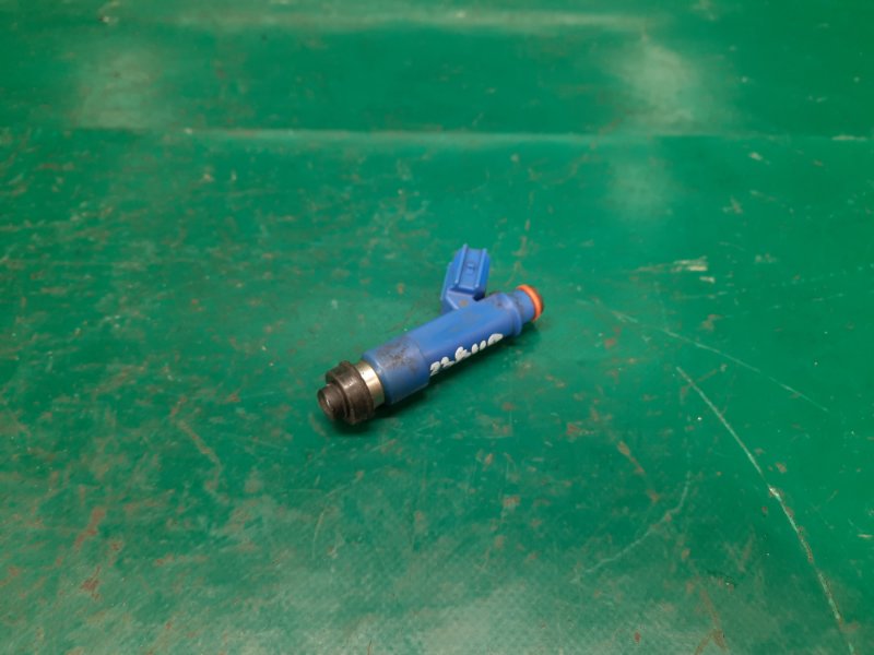 Запчасть форсунка топливная TOYOTA YARIS 05–11 2008 Хэтчбек 1.5 1NZ-FE 23209-21040 Б/У Форсунка топливная TOYOTA YARIS 05–11 2008 Хэтчбек 1.5 1NZ-FE 23209-21040 Б/У