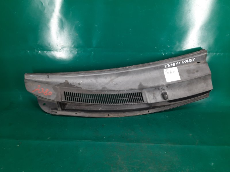 Пластик под лобовое стекло / Жабо правый TOYOTA YARIS 05–11 2008 Хэтчбек 1.5 1NZ-FE 55708-52050 Б/У