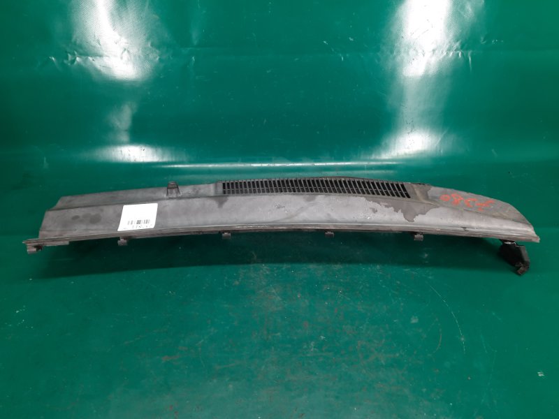 Пластик под лобовое стекло / Жабо правый TOYOTA YARIS 05–11 Хэтчбек 1.5 1NZ-FE