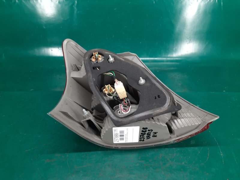 Фонарь наружный правый YARIS 05–11 2008 Хэтчбек 1.5 1NZ-FE Фонарь наружный правый YARIS 05–11 2008 Хэтчбек 1.5 1NZ-FE