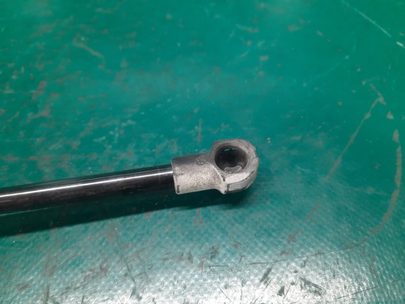 Амортизатор крышки багажника левый TOYOTA YARIS 05–11 Хэтчбек 1.5 1NZ-FE