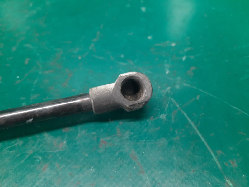 Амортизатор крышки багажника правый TOYOTA YARIS 05–11 Хэтчбек 1.5 1NZ-FE