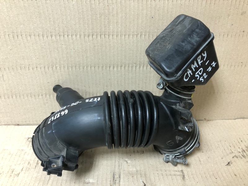 Запчасть патрубок воздушного фильтра TOYOTA CAMRY 50 12-15 2012 Седан 2.5 17881-0V070 Б/У Патрубок воздушного фильтра TOYOTA CAMRY 50 12-15 2012 Седан 2.5 17881-0V070 Б/У