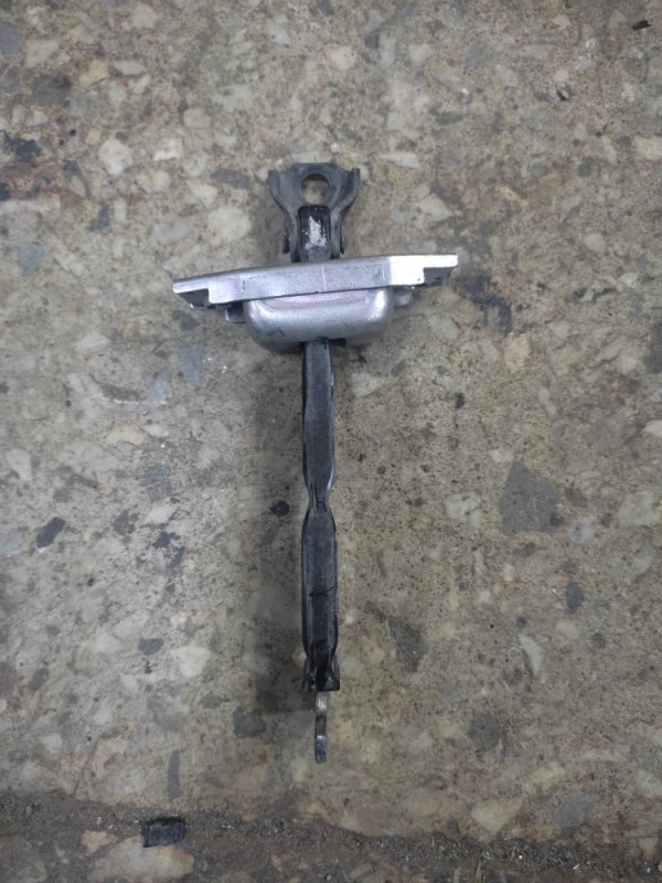 Ограничитель двери задний левый TOYOTA AURIS 06-12 68630-12110 Б/У