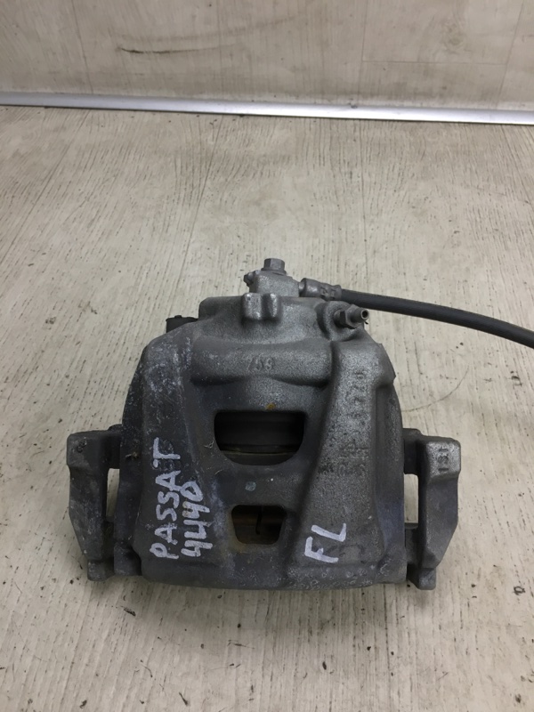 Суппорт тормозной передний левый VOLKSWAGEN PASSAT B7 11-15 2012 A32 2.5 CBUA 5N0 615 123 Б/У