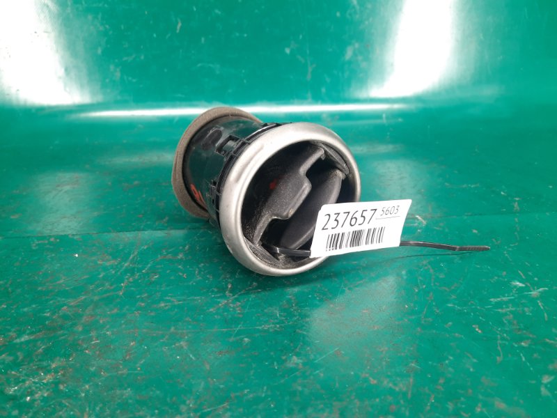 Дефлектор воздушный правый NISSAN ROGUE 08-15 2008 Внедорожник 2.5 QR25DE 68760-JM02A Б/У