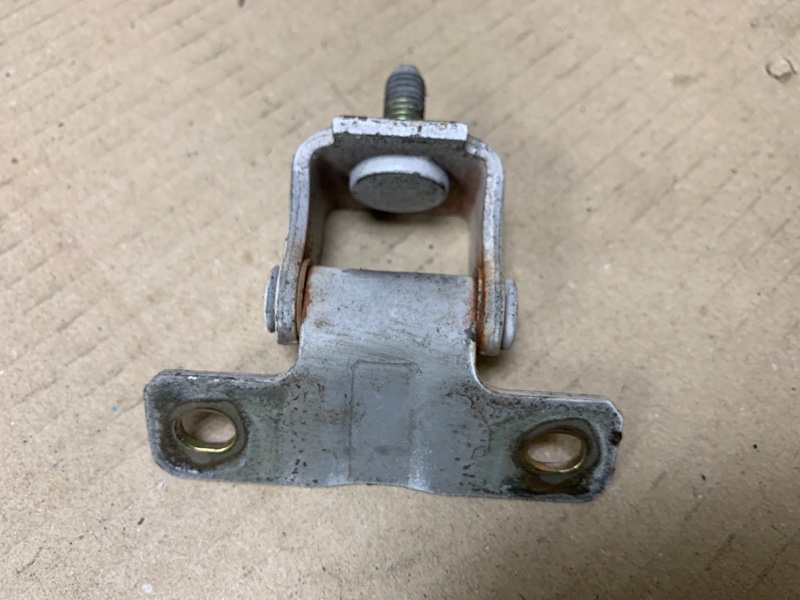 Петля крышки багажника правая OUTLANDER 03-07 2002 Внедорожник 2.4 4G64