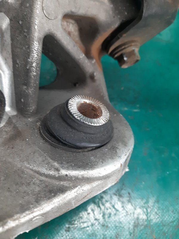 Цапфа задняя левая GS350 GS300 05-11 2009 Седан 3.5