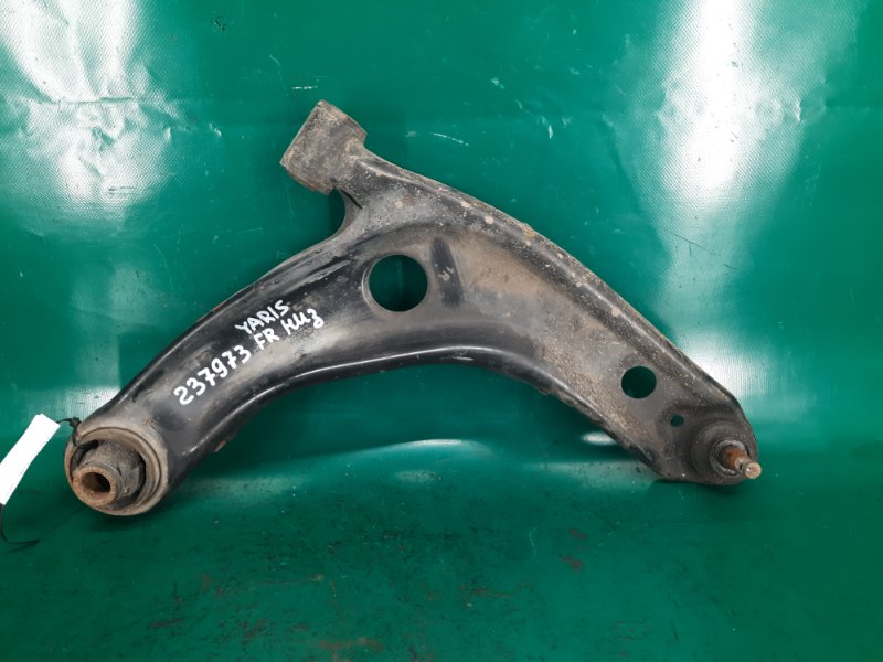 Рычаг передней подвески нижний правый TOYOTA YARIS 05–11 2008 Хэтчбек 1.5 1NZ-FE 48068-59135 Б/У