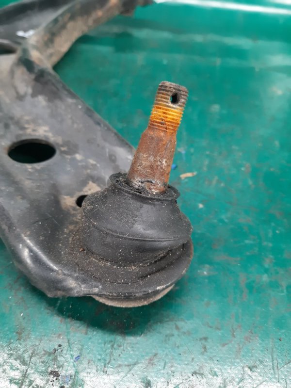 Рычаг передней подвески нижний левый YARIS 05–11 2008 Хэтчбек 1.5 1NZ-FE