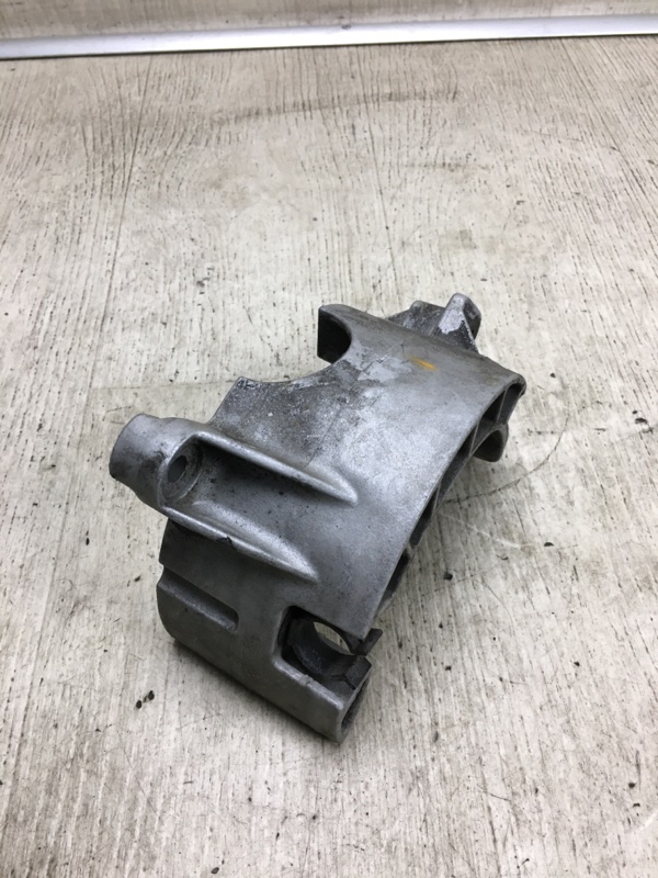 Кронштейн генератора CAYENNE 10-18 2010 958 4.8 M48.02 Кронштейн генератора CAYENNE 10-18 2010 958 4.8 M48.02