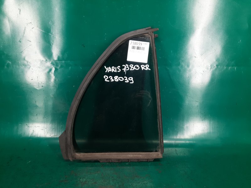 Стекло двери глухое заднее правое TOYOTA YARIS 05–11 2008 Хэтчбек 1.5 1NZ-FE 68123-52130 Б/У