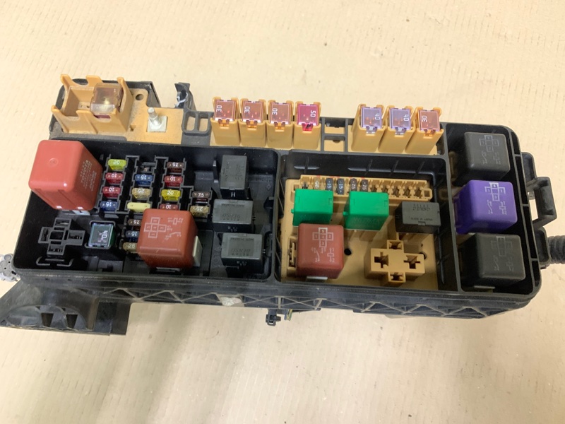 Блок предохранителей моторный отсек TOYOTA HIGHLANDER 01-07 2002 Внедорожник 3.0 1MZFE 82720-48020 Б/У