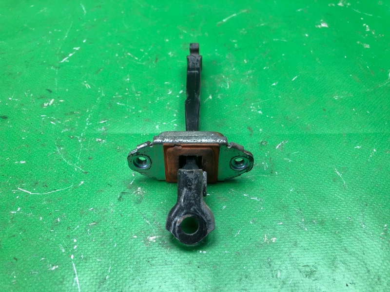 Ограничитель двери передний правый FORTE/CERATO TD 08-13 2010 TD 2.0 G4KD Ограничитель двери передний правый FORTE/CERATO TD 08-13 2010 TD 2.0 G4KD