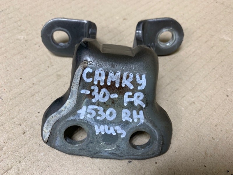 Петля двери нижняя передняя правая TOYOTA CAMRY 30 02-06 2004 Седан 2.4 2AZFE 68730-AC010 Б/У