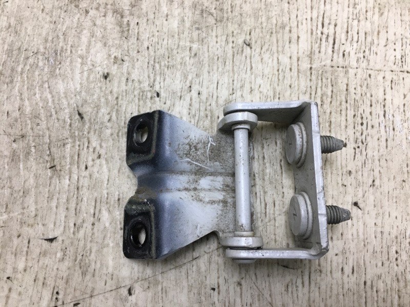 Петля крышки багажника задняя правая TRIBECA B9 05-07