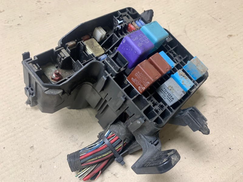 Блок предохранителей моторный отсек CAMRY 30 02-06 2004 Седан 2.4 2AZFE Блок предохранителей моторный отсек CAMRY 30 02-06 2004 Седан 2.4 2AZFE