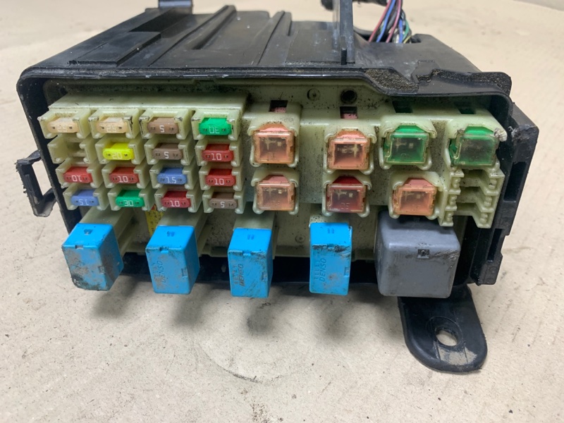 Запчасть блок предохранителей моторный отсек TOYOTA CAMRY 30 02-06 2004 Седан 2.4 2AZFE 82720-06041 Б/У Блок предохранителей моторный отсек TOYOTA CAMRY 30 02-06 2004 Седан 2.4 2AZFE 82720-06041 Б/У