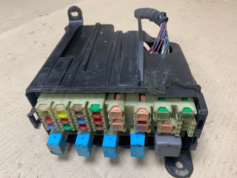 Блок предохранителей моторный отсек CAMRY 30 02-06 2004 Седан 2.4 2AZFE Блок предохранителей моторный отсек CAMRY 30 02-06 2004 Седан 2.4 2AZFE