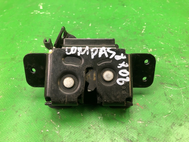 Запчасть замок крышки багажника JEEP COMPASS 06-16 2013 MK49 2.4 ED3 4589111AE Б/У Замок крышки багажника JEEP COMPASS 06-16 2013 MK49 2.4 ED3 4589111AE Б/У