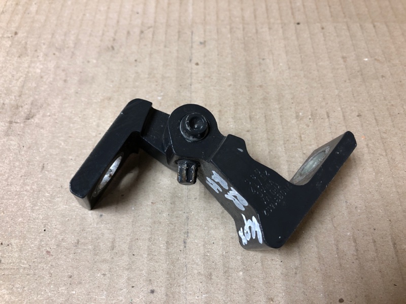 Петля двери верхняя задняя правая VOLKSWAGEN PASSAT B8 14- Седан 2.0 DDSA