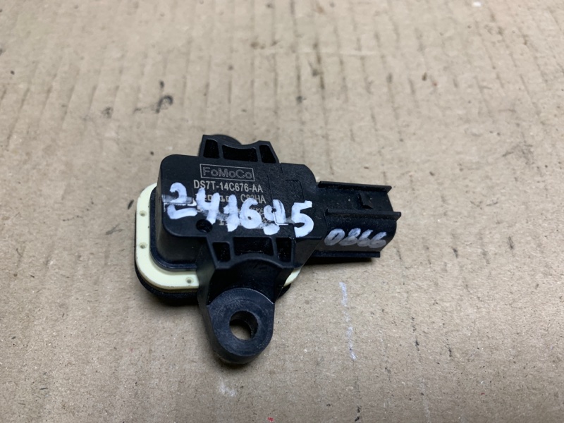 Запчасть датчик удара передний правый FORD FUSION 14- 2013 Седан C20EDEF H2GZ-14B345-A Б/У Датчик удара передний правый FORD FUSION 14- 2013 Седан C20EDEF H2GZ-14B345-A Б/У