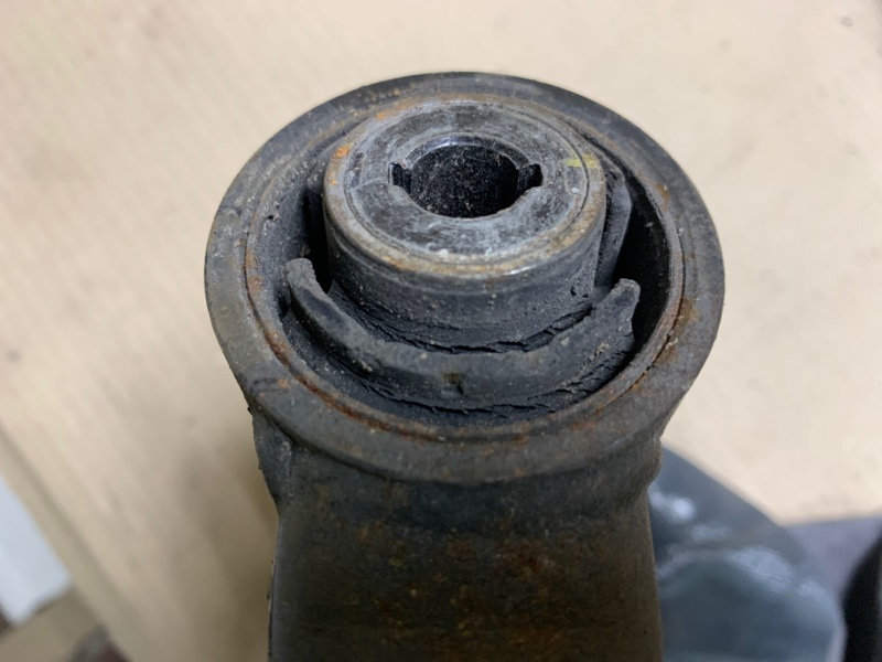 Рычаг задней подвески поперечный нижний FORD FUSION 14- Седан C20EDEF Рычаг задней подвески поперечный нижний FORD FUSION 14- Седан C20EDEF