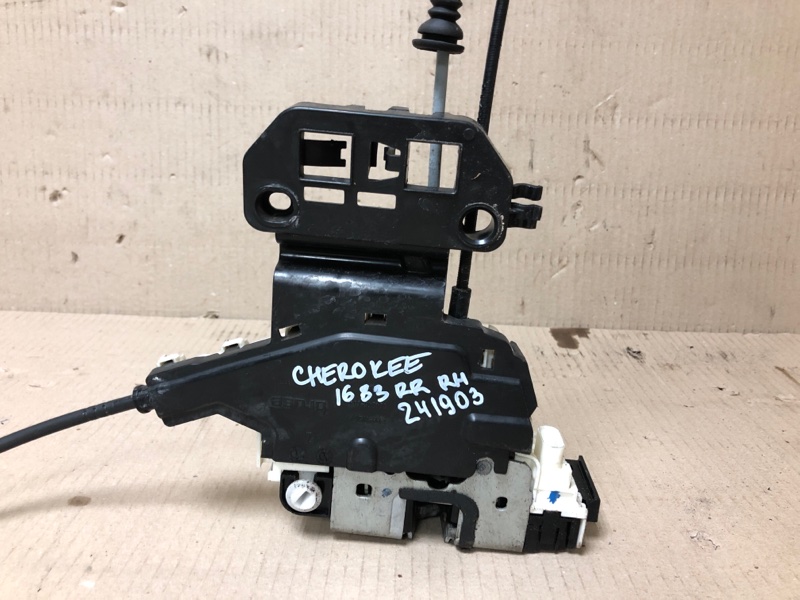 Запчасть замок двери задний правый JEEP CHEROKEE 14- 2017 Внедорожник 2.4 4589914AD Б/У Замок двери задний правый JEEP CHEROKEE 14- 2017 Внедорожник 2.4 4589914AD Б/У
