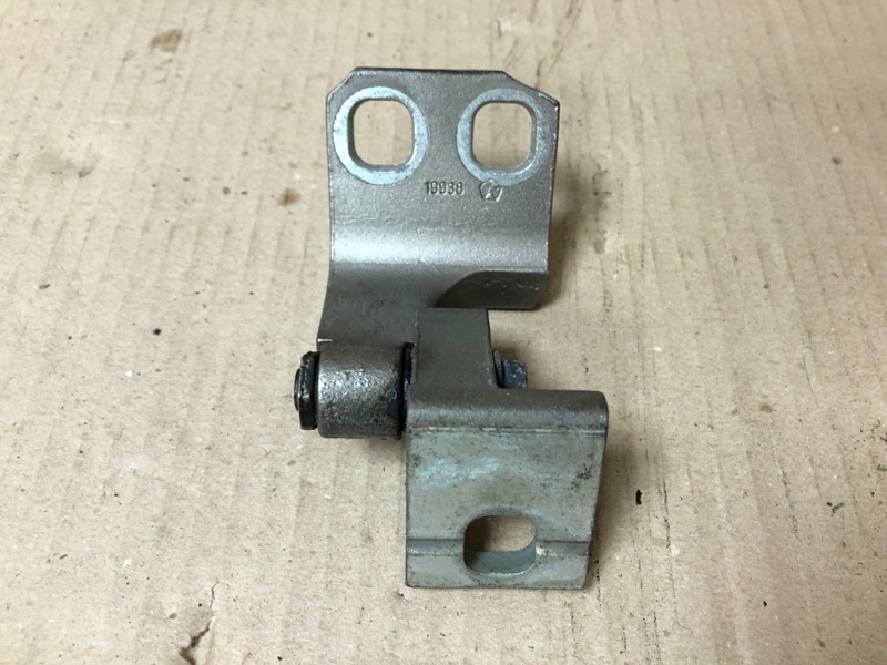 Петля двери нижняя передняя левая CHEROKEE 14- 2017 Внедорожник 2.4 Петля двери нижняя передняя левая CHEROKEE 14- 2017 Внедорожник 2.4