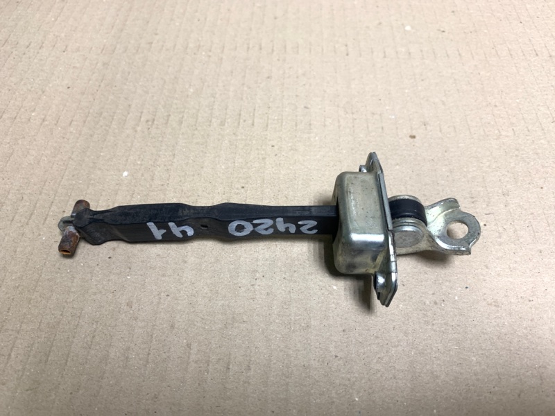 Ограничитель двери задний левый SUZUKI SX4 06-13 2008 Седан 2.0 J20A 81830-57L01 Б/У