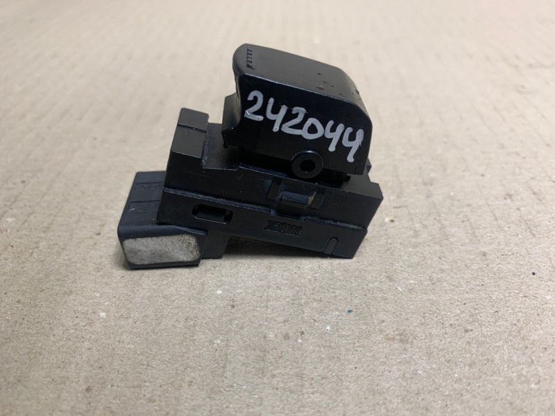 Кнопка стеклоподъемника задняя SUZUKI SX4 06-13 2008 Седан 2.0 J20A 37995-62J00 Б/У