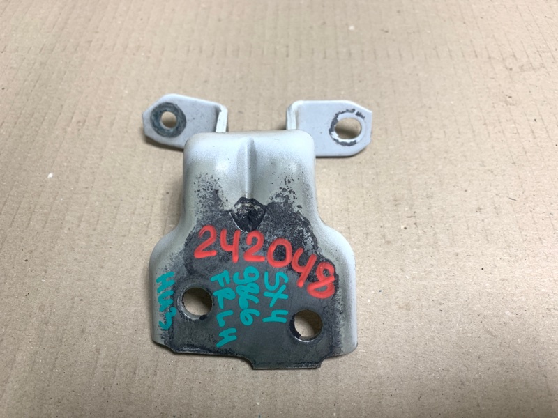 Петля двери нижняя передняя левая SUZUKI SX4 06-13 2008 Седан 2.0 J20A 69310-63J00 Б/У