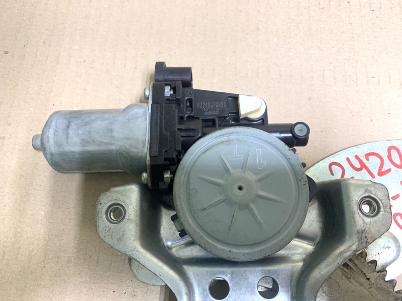 Стеклоподъемник задний левый SX4 06-13 2008 Седан 2.0 J20A Стеклоподъемник задний левый SX4 06-13 2008 Седан 2.0 J20A