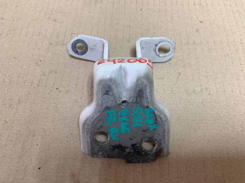 Петля двери верхняя передняя правая SUZUKI SX4 06-13 2008 Седан 2.0 J20A 69310-63J00 Б/У