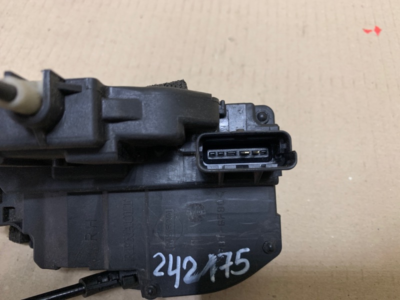 Замок двери передний правый QX56 / TITAN / ARMADA 04-16 2006 Внедорожник VK56DE