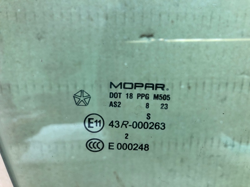 Стекло двери переднее правое 300 04-10 2008 Седан 3.5 EGG