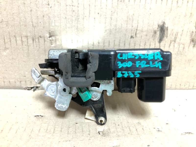 Замок двери передний левый 300 04-10 2008 Седан 3.5 EGG