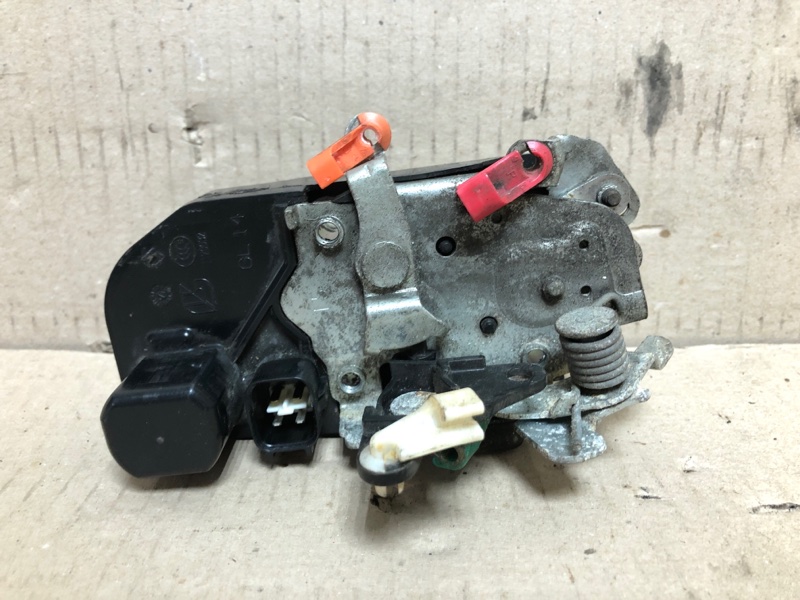 Замок двери передний левый CHRYSLER 300 04-10 Седан 3.5 EGG