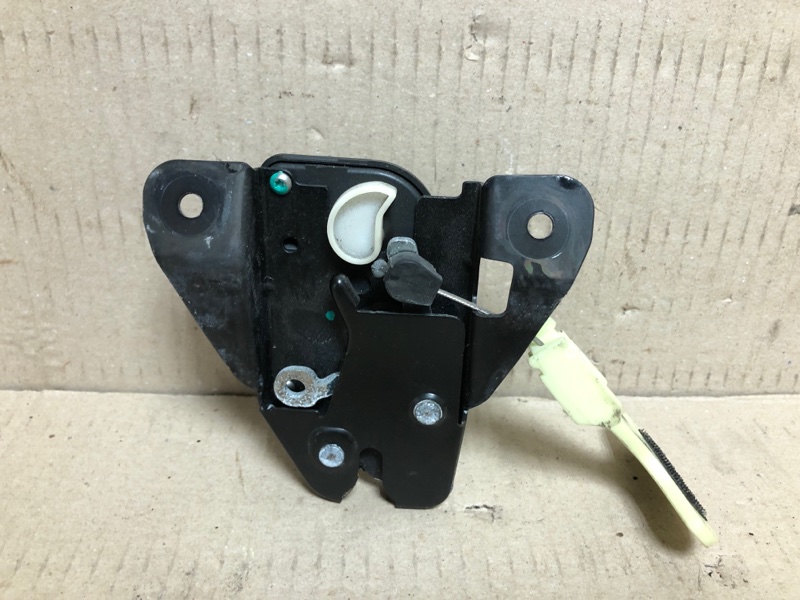 Замок крышки багажника 300 04-10 2008 Седан 3.5 EGG