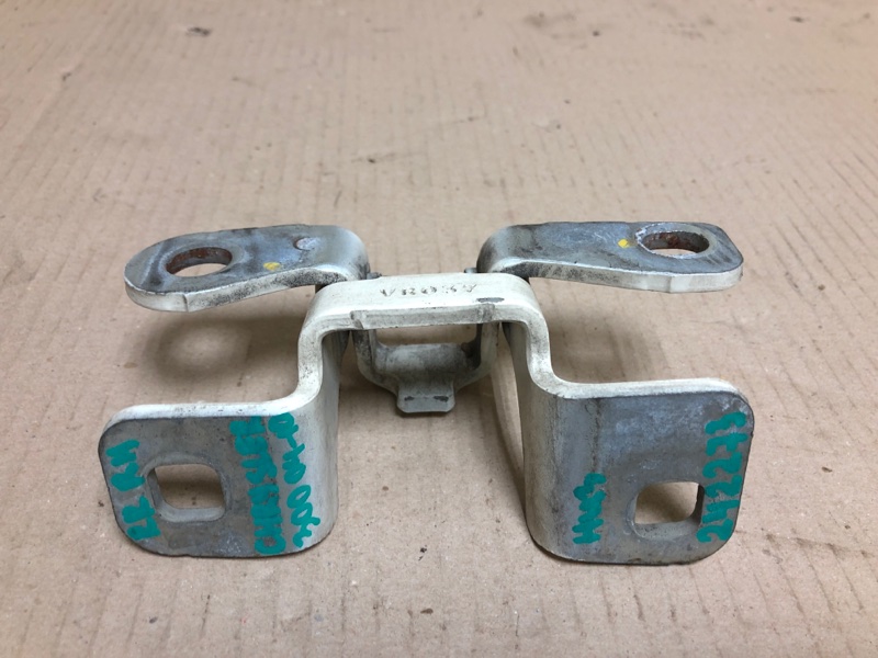 Запчасть петля двери нижняя задняя правая CHRYSLER 300 04-10 2008 Седан 3.5 EGG 4575752AA Б/У Петля двери нижняя задняя правая CHRYSLER 300 04-10 2008 Седан 3.5 EGG 4575752AA Б/У