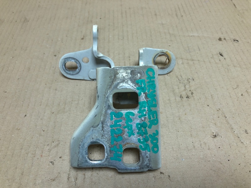 Петля двери верхняя передняя правая CHRYSLER 300 04-10 2008 Седан 3.5 EGG 4575746AA Б/У