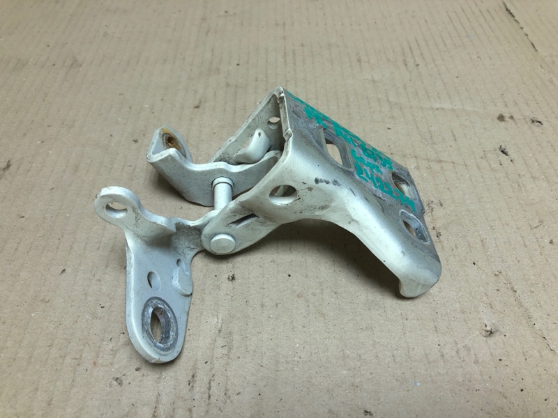 Петля двери верхняя передняя правая 300 04-10 2008 Седан 3.5 EGG