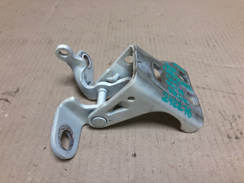 Петля двери верхняя передняя левая 300 04-10 2008 Седан 3.5 EGG