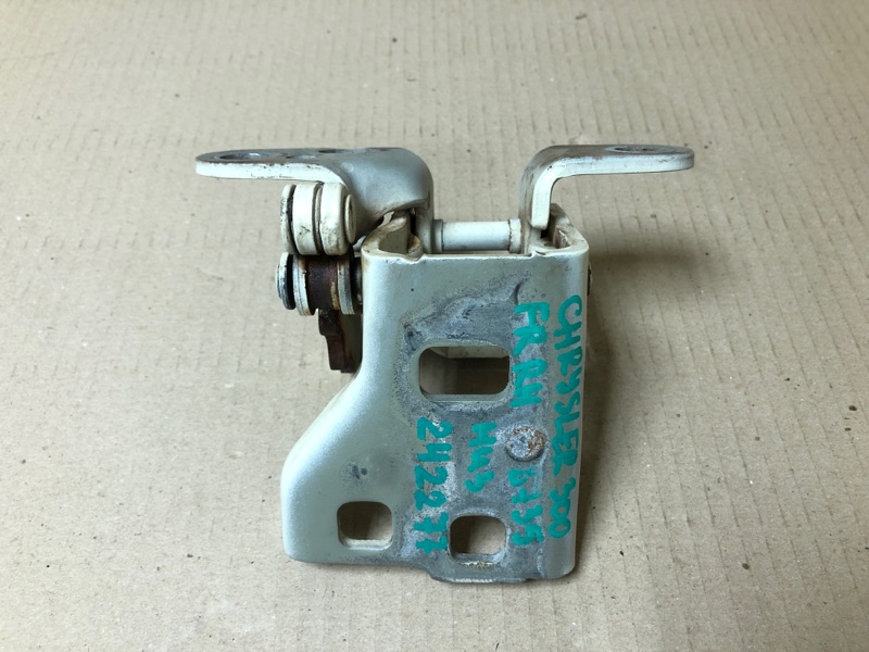 Петля двери нижняя передняя правая CHRYSLER 300 04-10 2008 Седан 3.5 EGG 4575748AA Б/У