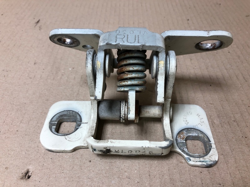 Петля двери верхняя задняя левая 300 04-10 2008 Седан 3.5 EGG