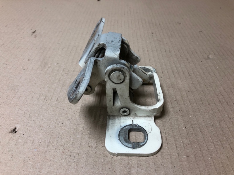 Петля двери верхняя задняя левая 300 04-10 2008 Седан 3.5 EGG